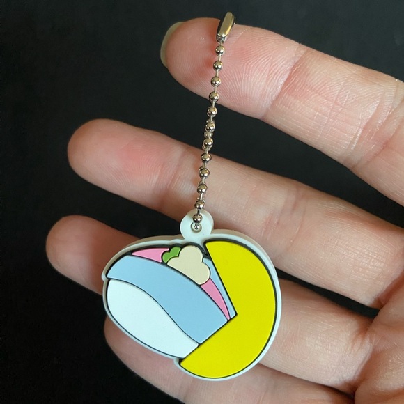 PAC-MAN™ Bikkura Pon Collaboration Rubber Keychain Kura Revolving Sushi - Picture 2 of 5